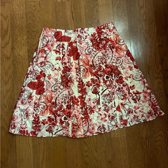 Beautiful flowery flared skirt. Size 4. Great summer look. - Picture 6 of 6